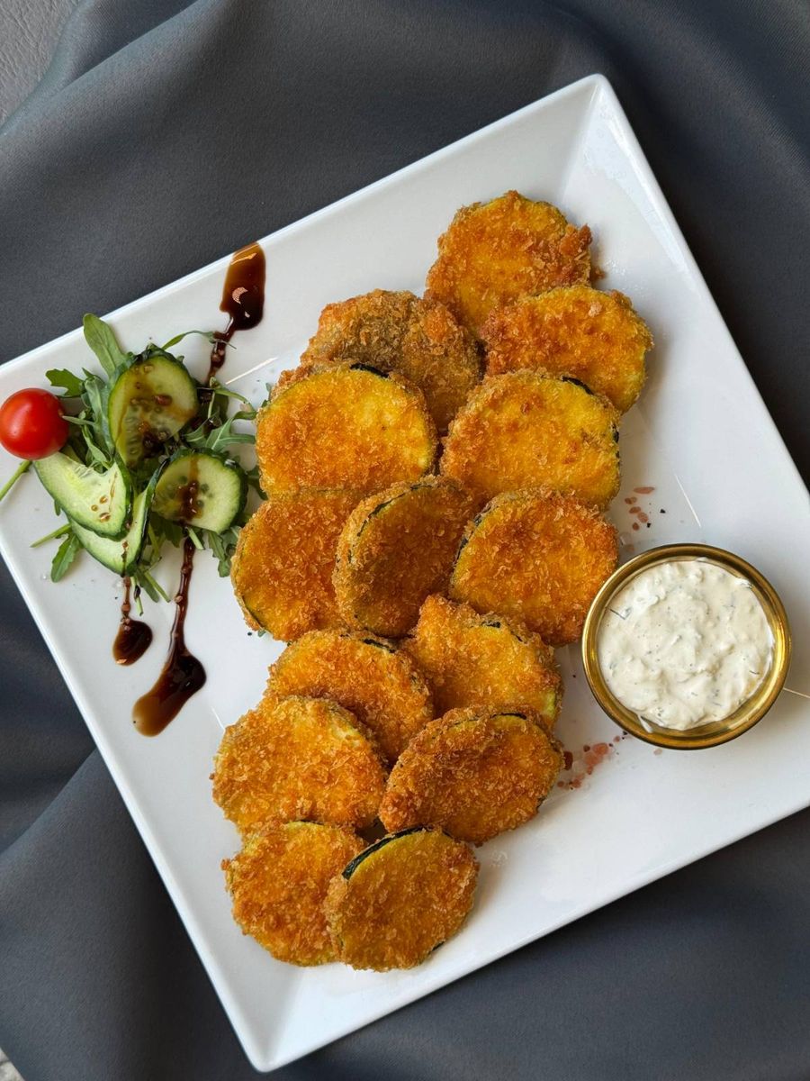 Dovlecei aurii cu sos Tzatziki 